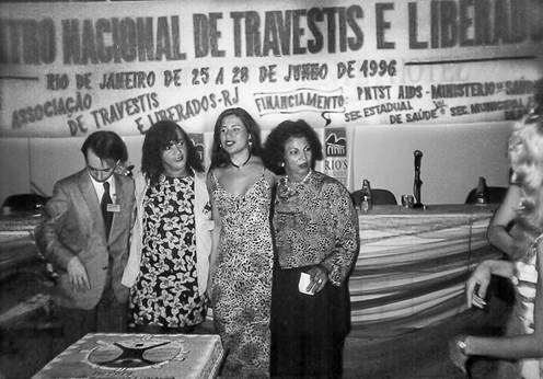 Kátia Tapety (ao centro) e lideranças travestis durante o IV ENTLAIDS em Curitiba (1996) — gênese da ANTRA. (Acervo Keila Simpson / SciELO)