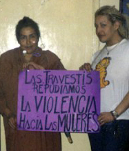 Lohana Berkins e María Belén Correa marchando pelos direitos civis travestis e revogação dos éditos policiais em Buenos Aires. (Arquivo Histórico Travesti)
