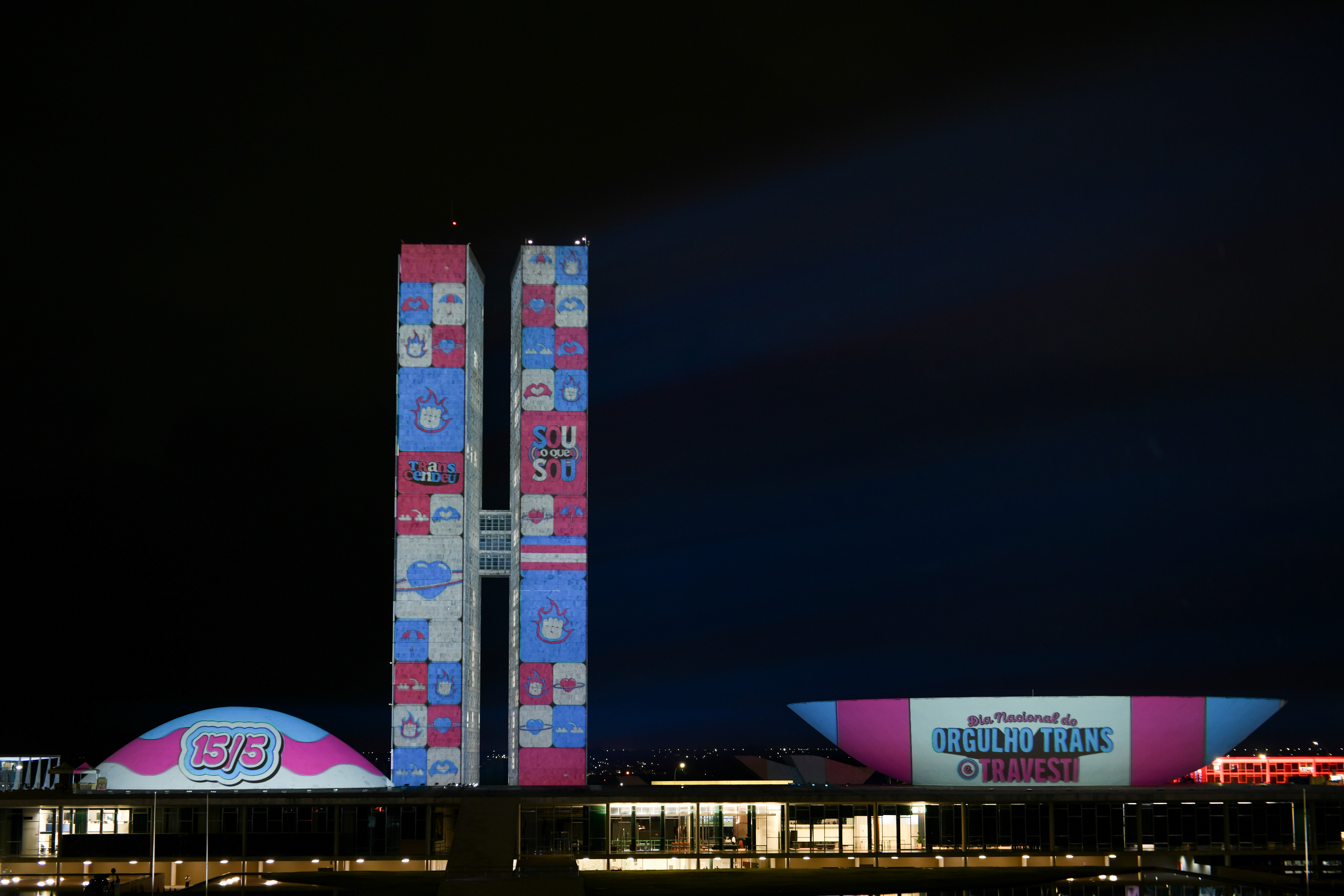 Projeção mapeada no Congresso Nacional em Brasília em alusão ao Dia Nacional do Orgulho Trans e Travesti. (Foto: Agência Senado / Flickr, 15/05/2024. Licença: CC BY-SA 4.0)
